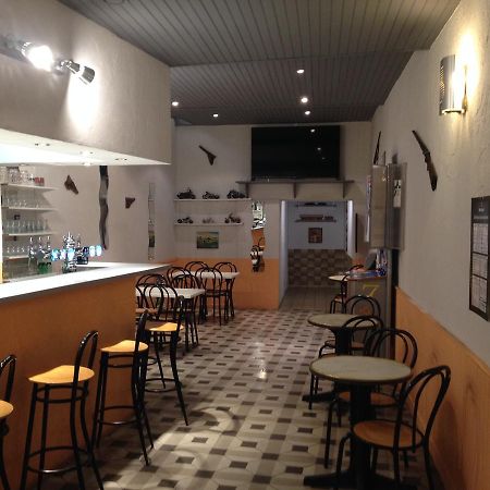 Bar Hotel De La Place Mezel 外观 照片