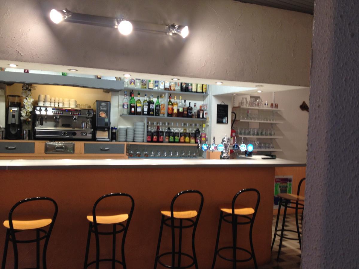 Bar Hotel De La Place Mezel 外观 照片