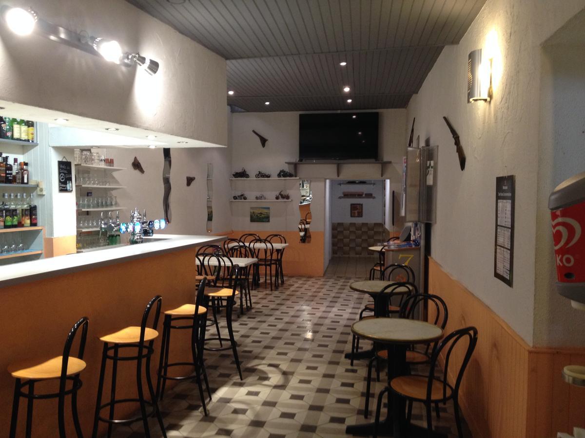 Bar Hotel De La Place Mezel 外观 照片