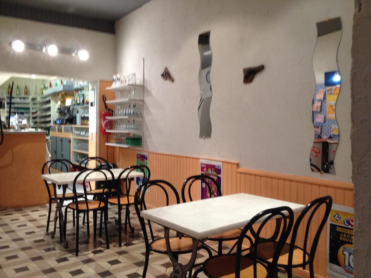 Bar Hotel De La Place Mezel 外观 照片