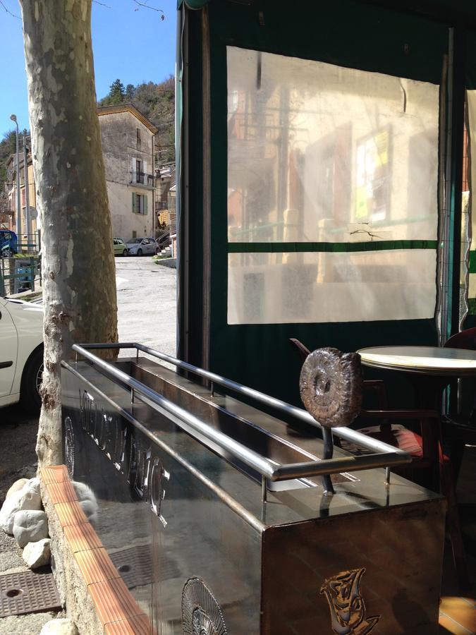Bar Hotel De La Place Mezel 外观 照片
